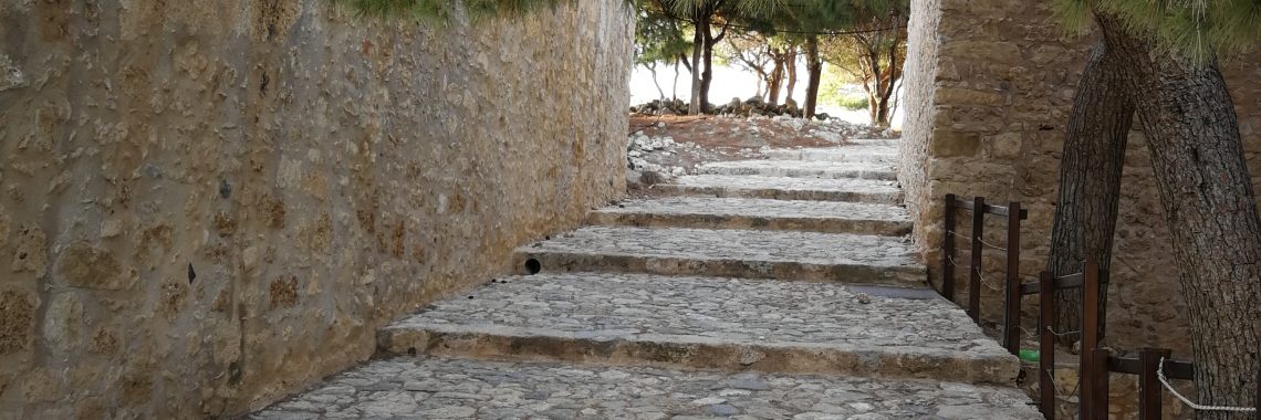 Treppenartiger Steinweg in Kreta. Schritt für Schritt den eigenen Weg gehen und seine Ressourcen entdecken... das kann mit Coaching gelingen. Copyricht: coaching Stettien