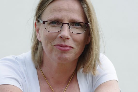 Annette Stettien schaut Sie an. Ich freuen mich auf Ihre Themen im Coaching. Copyright: coaching Stettien